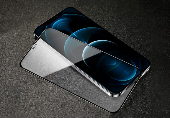 Что лучше клеить на iPhone: пленку или стекло в 2026?